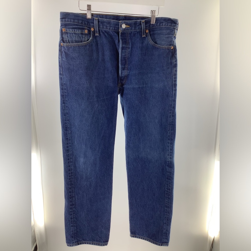 Levi’s classic 501 Button fly Men’s 38 X 34 medium wash boot cut EUC.